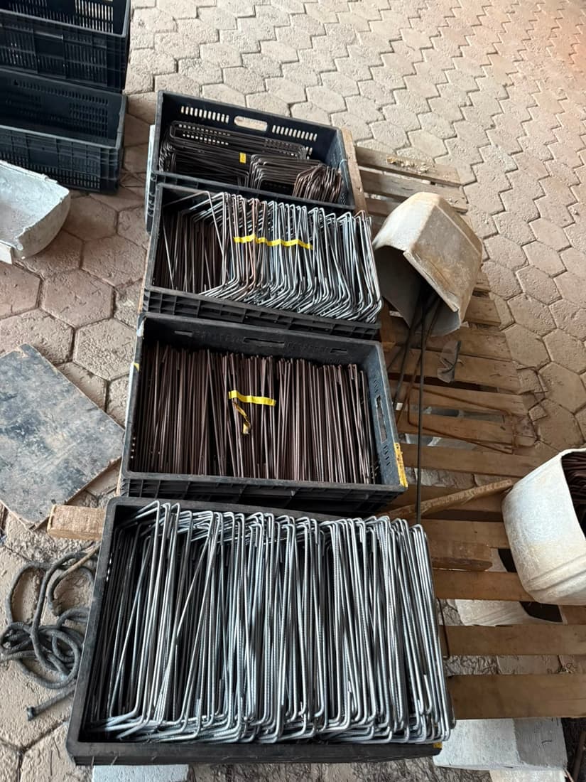 Caixas organizadas com estribos de diferentes bitolas e medidas