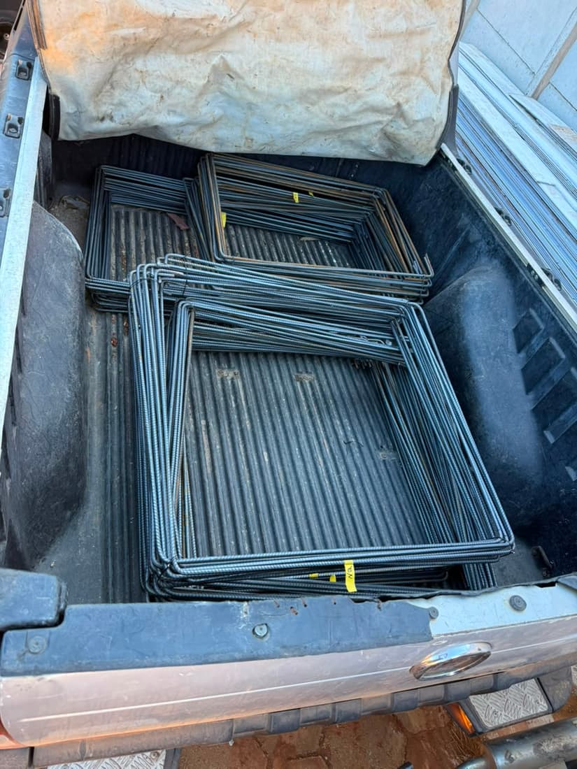 Estribos de vigas carregados para entrega na obra