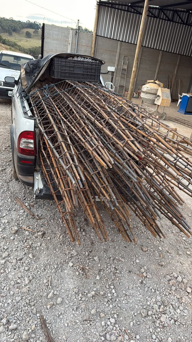 Ferragens montadas carregadas na caminhonete para entrega