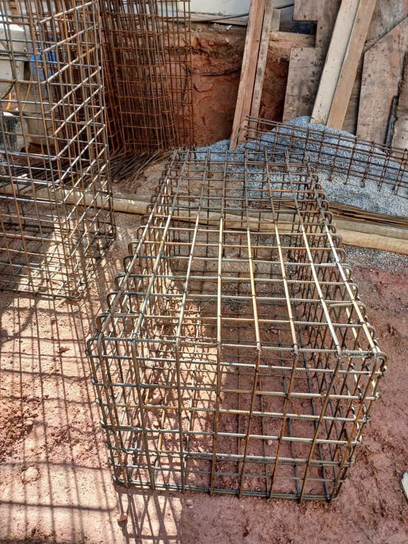 Blocos de fundação armados no canteiro de obras