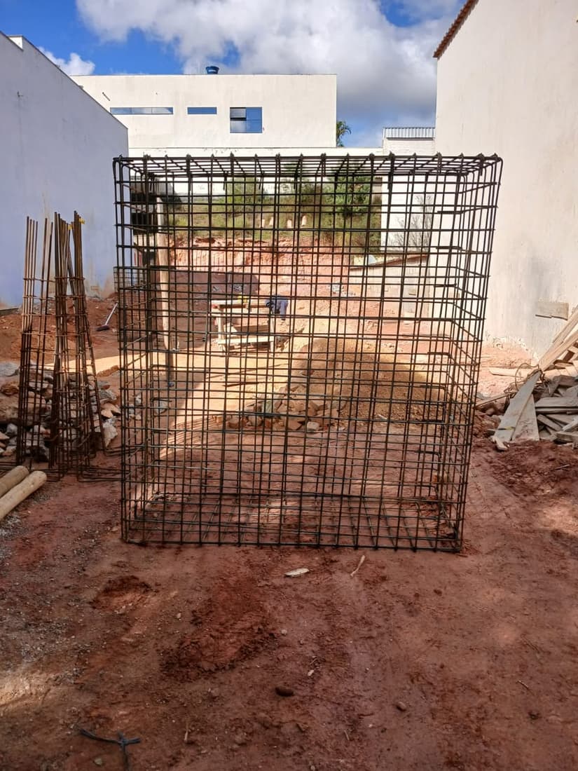 Grande armação em aço montada no canteiro de obras