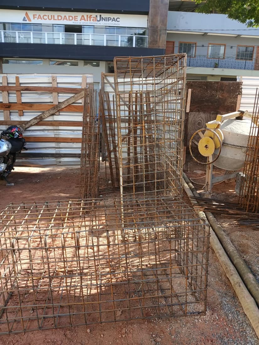 Ferragens montadas posicionadas em obra na região de Lagoa Dourada