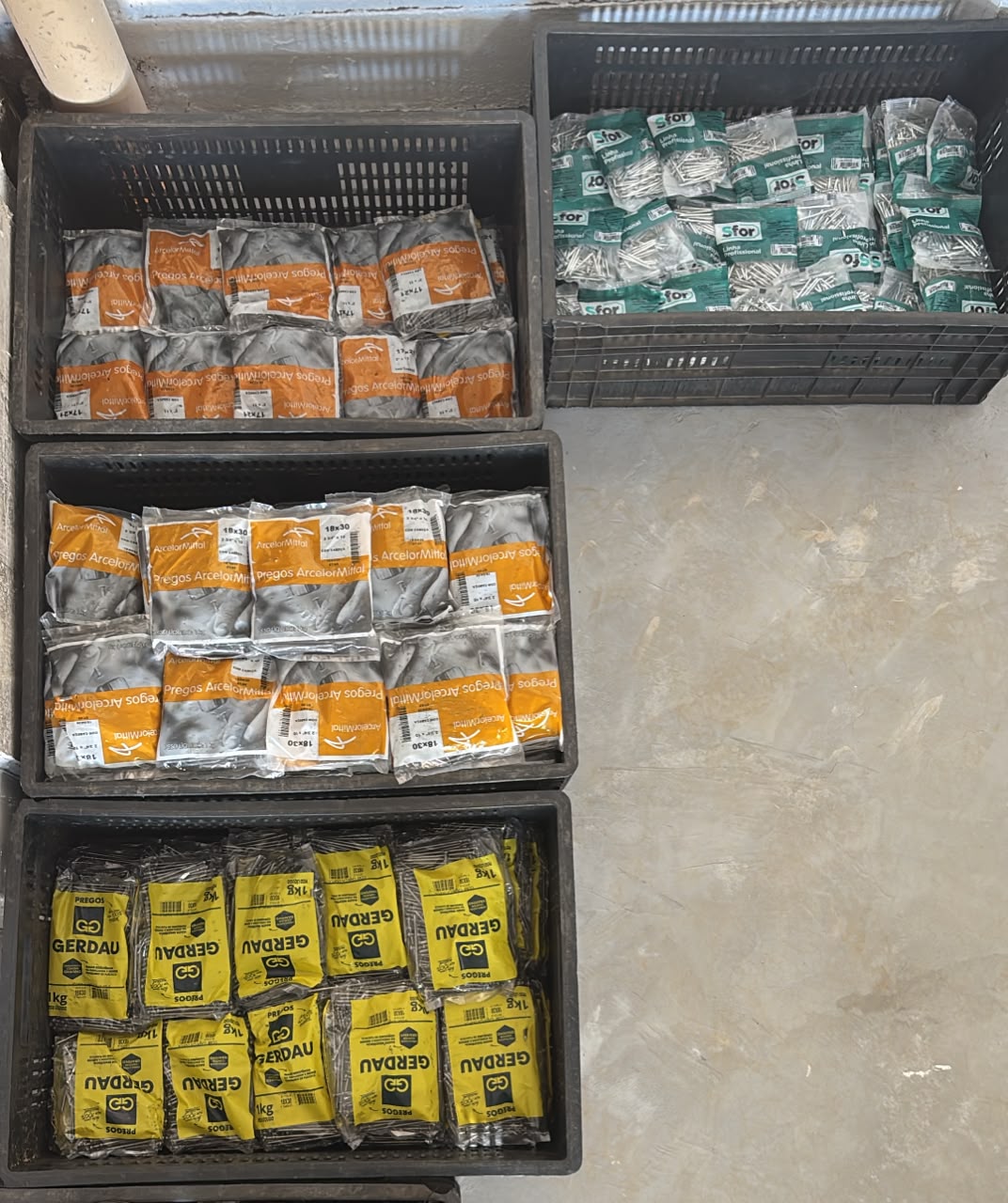 Caixas organizadas com pregos de diferentes medidas