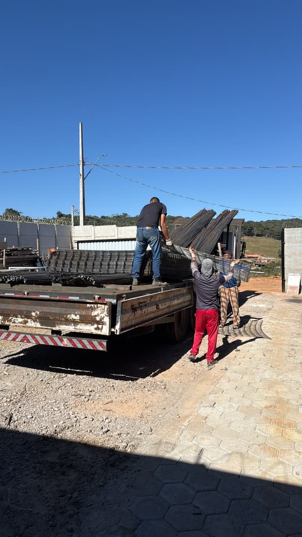 Equipe da Prime Aços descarregando treliças do caminhão